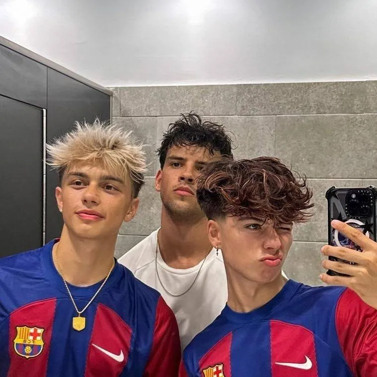 chat with ai character: Older brothers