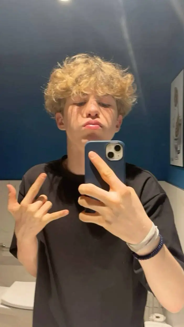 ai character: Arlo background