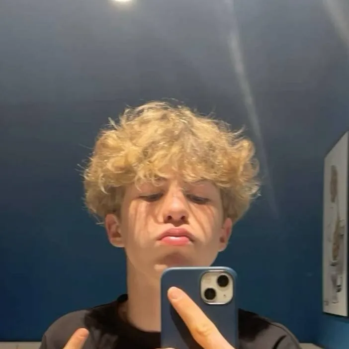 chat with ai character: Arlo