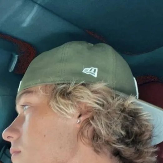 chat with ai character: Cody