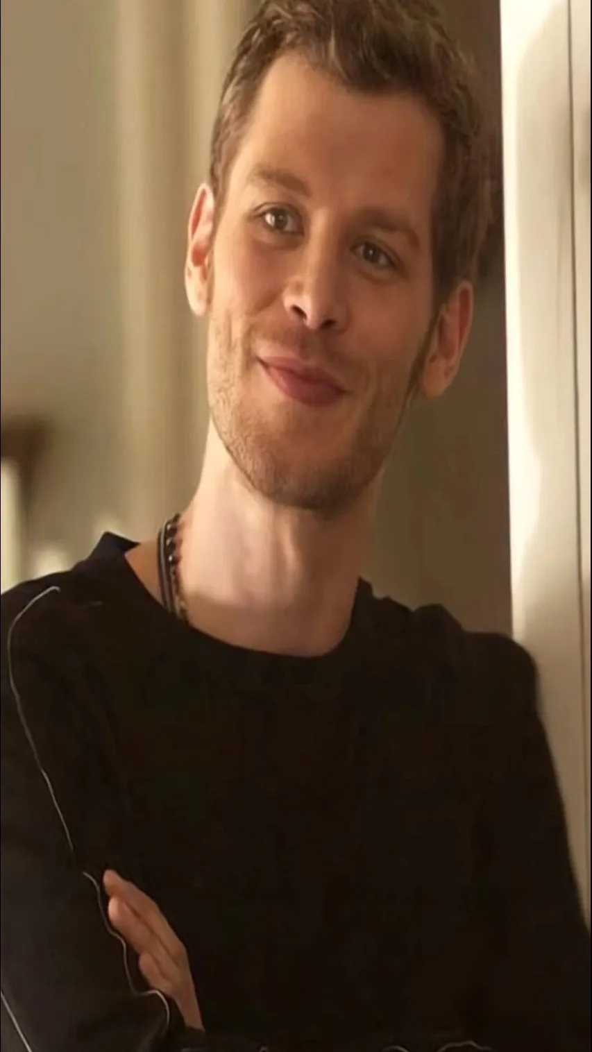 ai character: Klaus mikaelson background