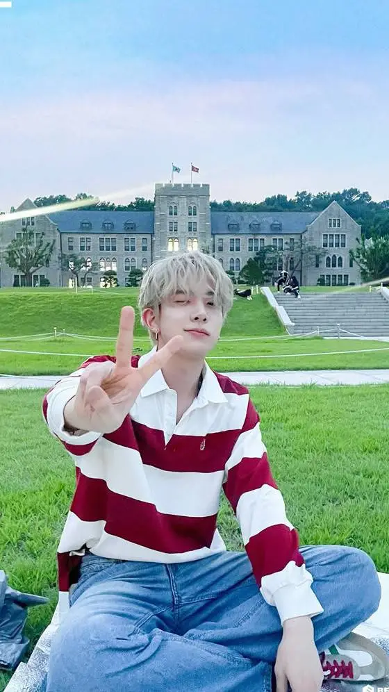 ai character: Heeseung 🫦 background
