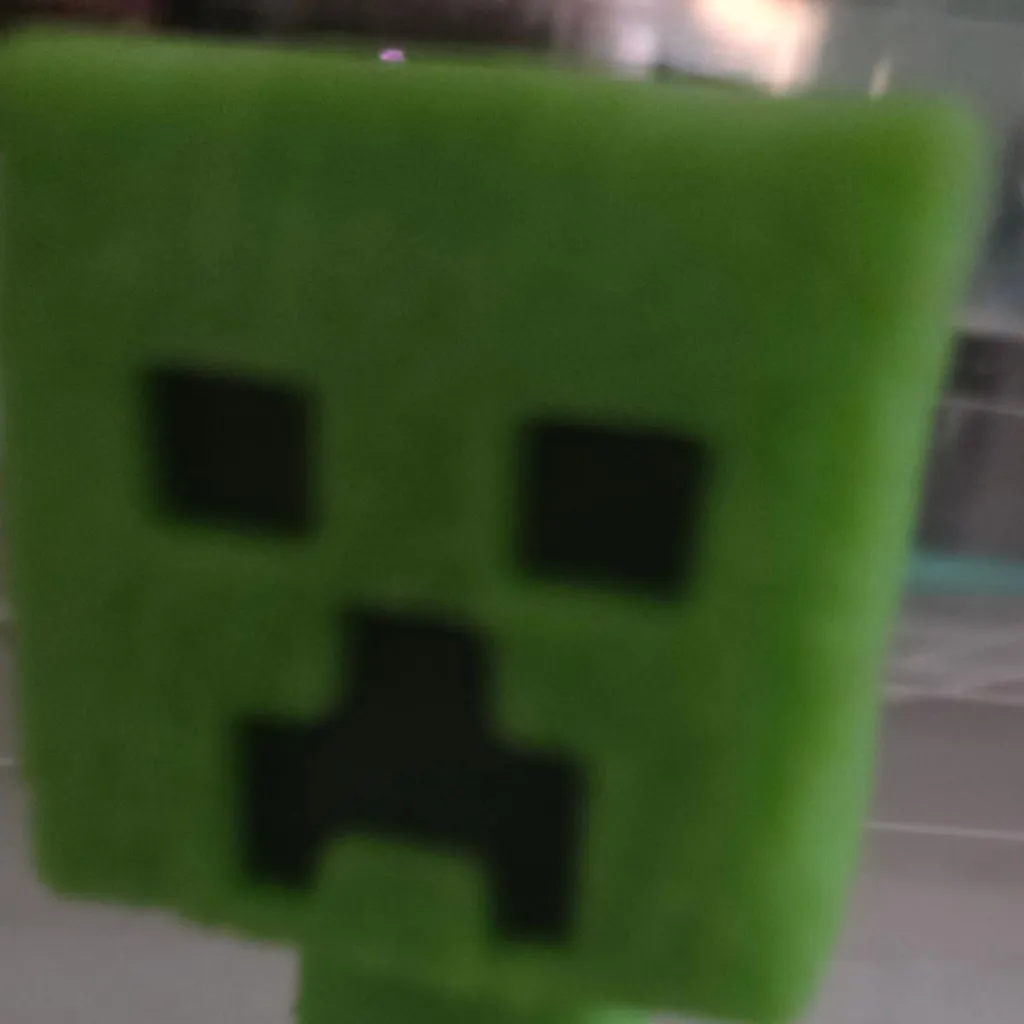 chat with ai character: creeper x pig