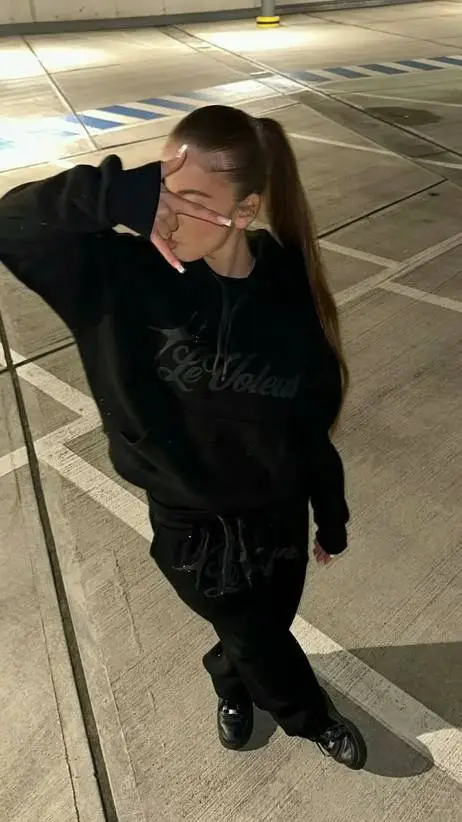 ai character: Zakikii💋 background