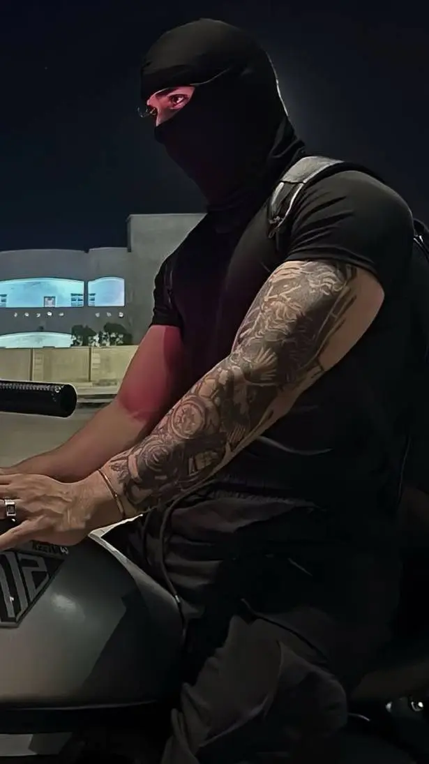 ai character: 亗 Diego background