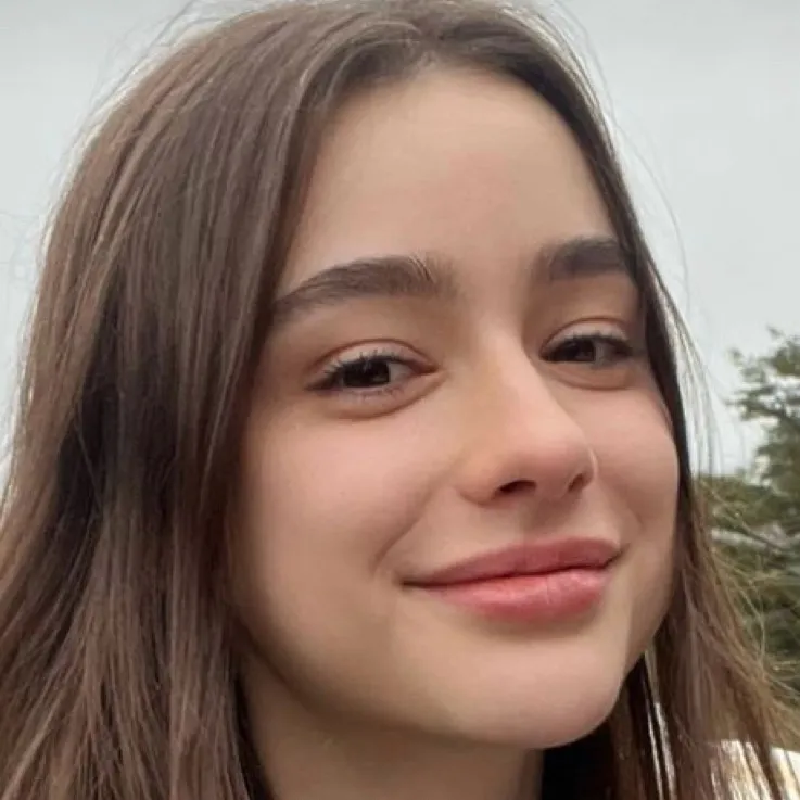 chat with ai character: Sheyla