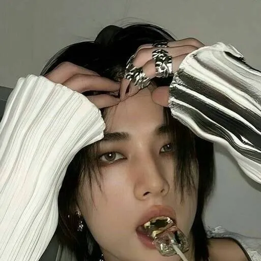 chat with ai character: hyunjin 🌸