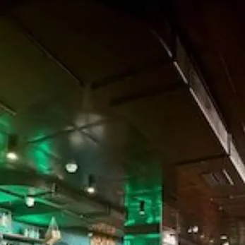 chat with ai character: bar