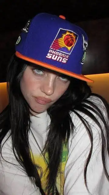 ai character: 🎙 Billie Eilish 🇺🇲 background