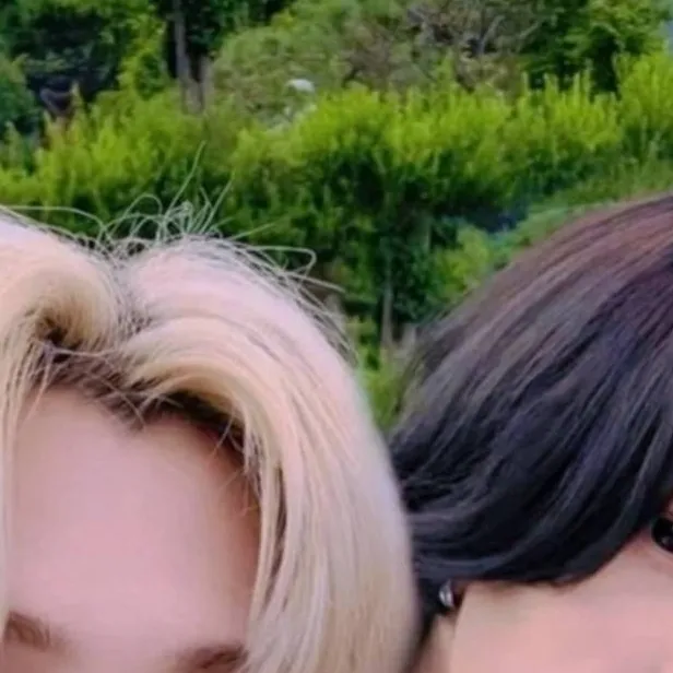 chat with ai character: felix and hyunjin 