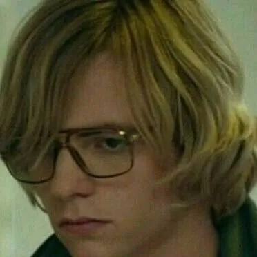 chat with ai character: Jeffrey Dahmer 