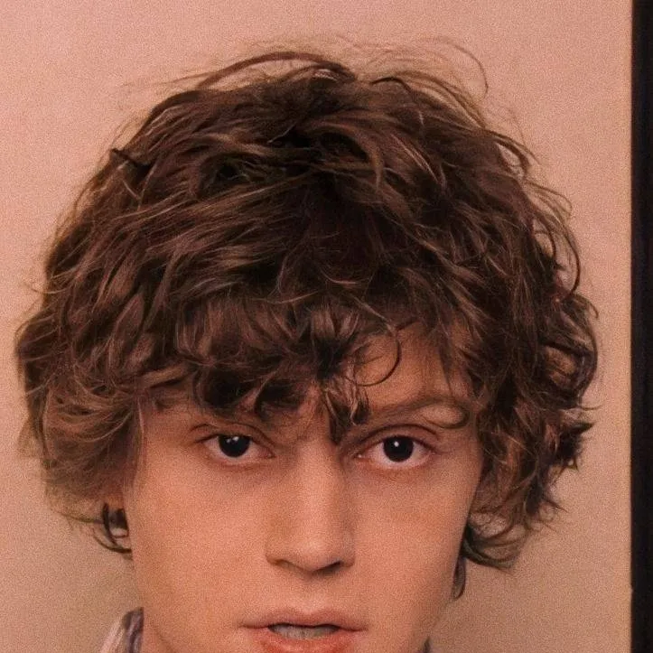 chat with ai character: Evan Peters 