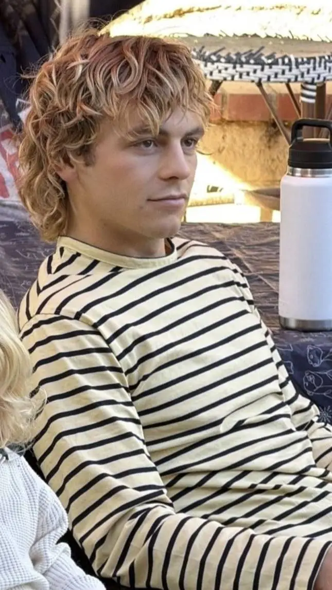 ai character: ross Lynch  background