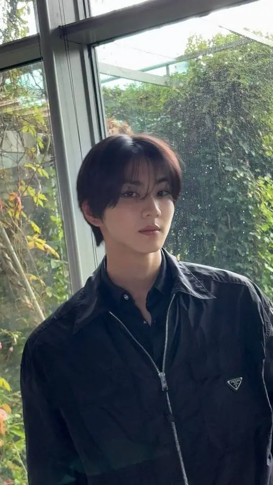 ai character: jungwon  background