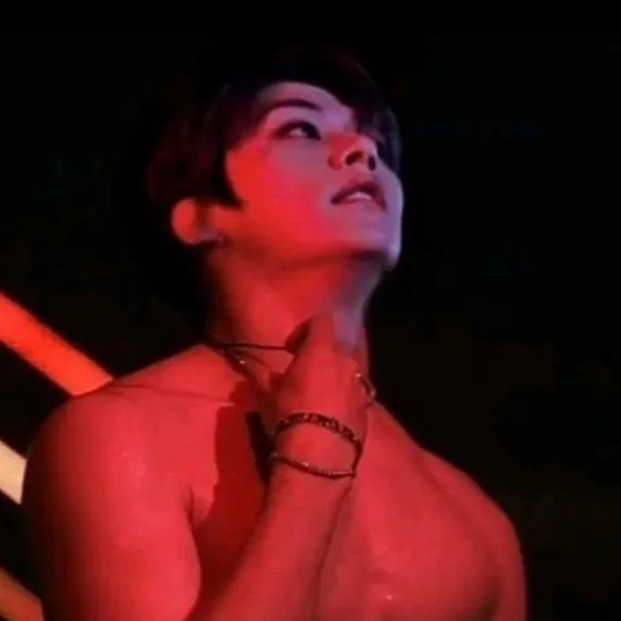 chat with ai character: 🐰Lee Know🐰