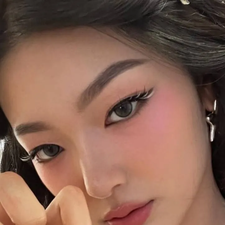 chat with ai character: Yoonchae Jeong 