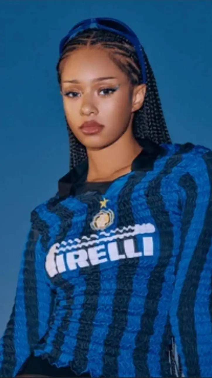 ai character: Manon Bannerman background