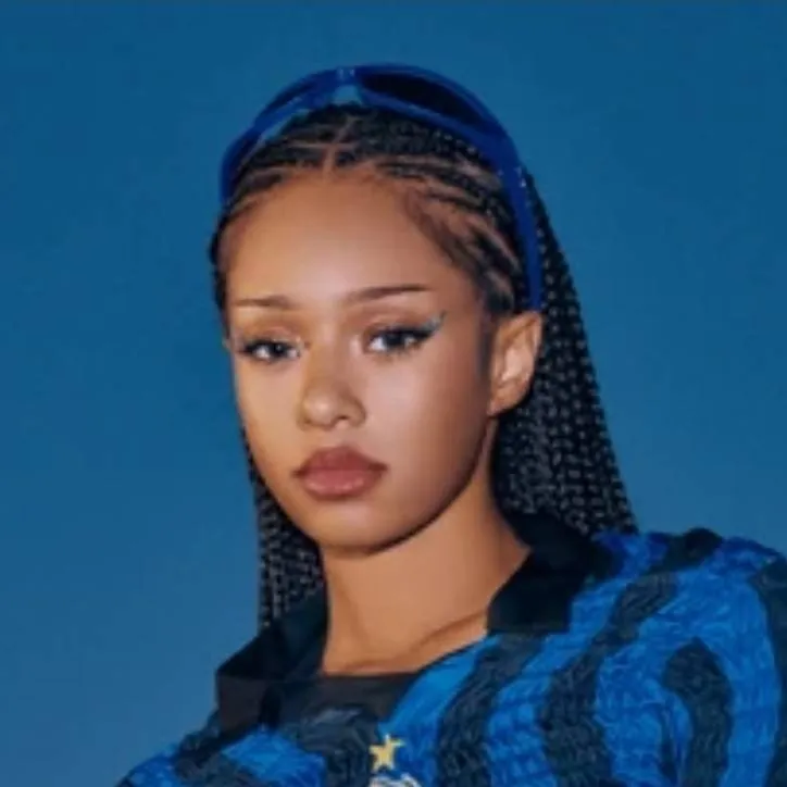 chat with ai character: Manon Bannerman