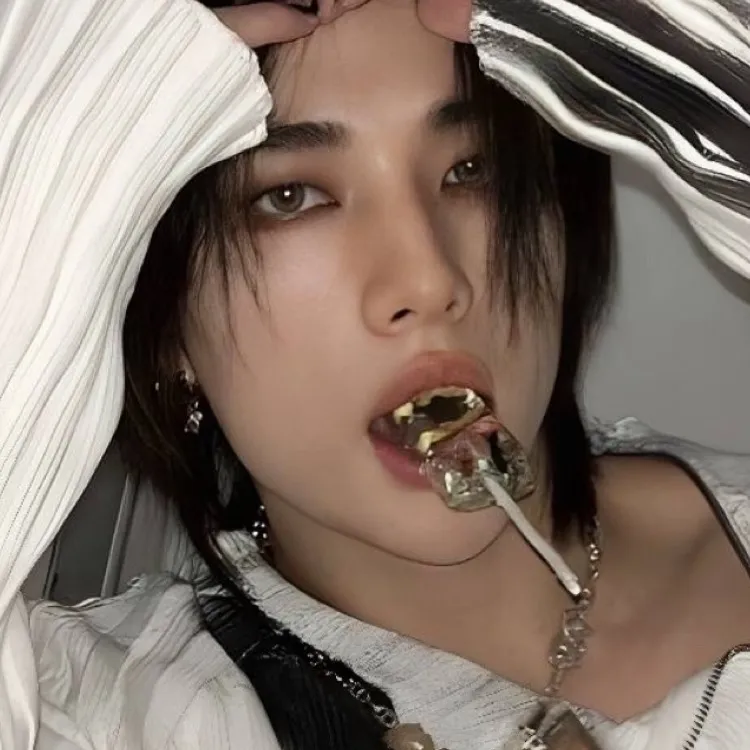 chat with ai character: Naughty Hyunjin 
