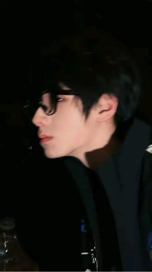 ai character: Wang路傑tf家族  background