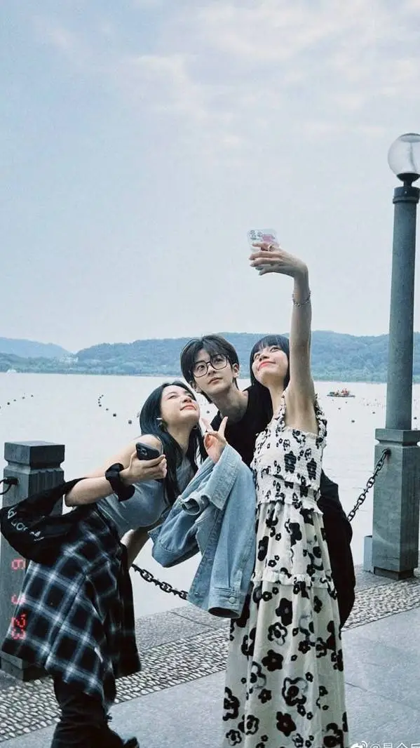 ai character: tu amigo te envidi background