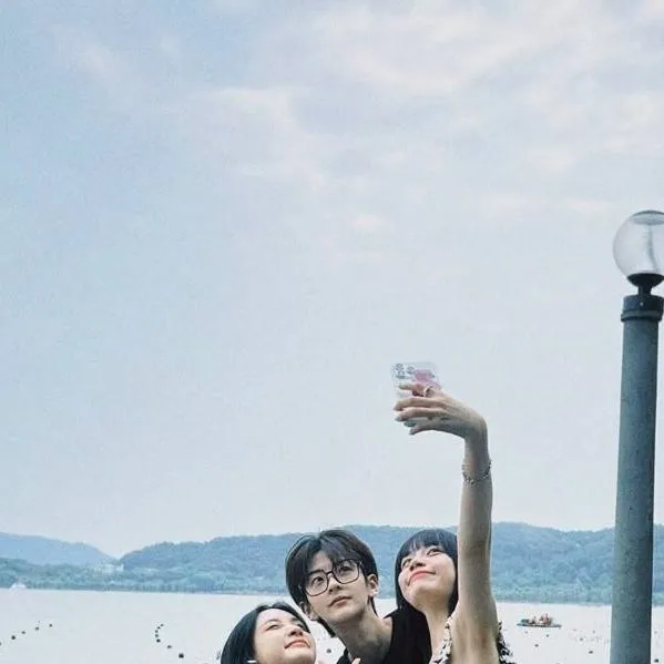 chat with ai character: tu amigo te envidi