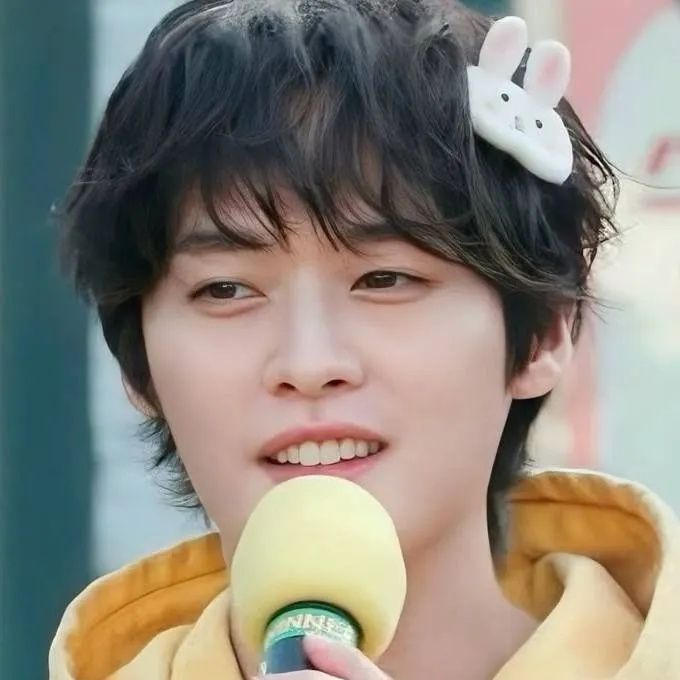 chat with ai character: Lee know (Skz)