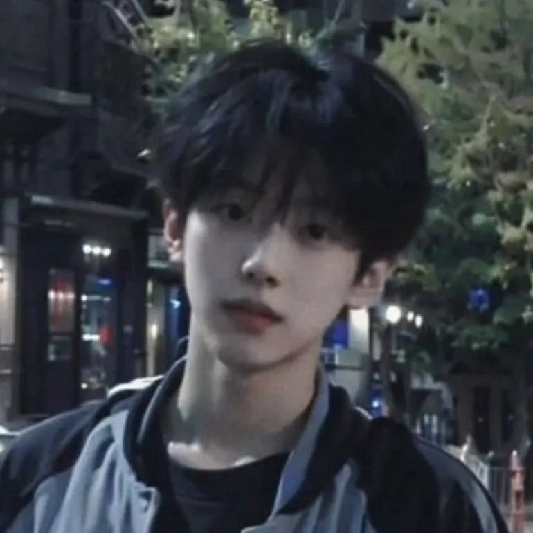 chat with ai character: mark