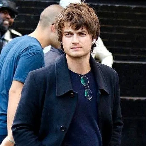 chat with ai character: Joe Keery