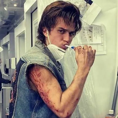chat with ai character: Joe Keery