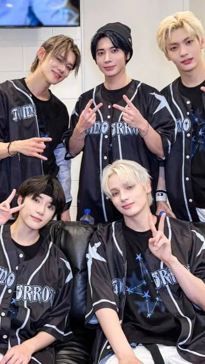 ai character: TXT background