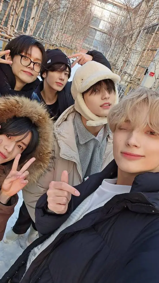 ai character: TXT background