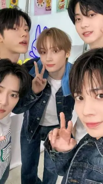 ai character: TXT background