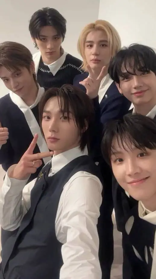 ai character: BOYNEXTDOOR background