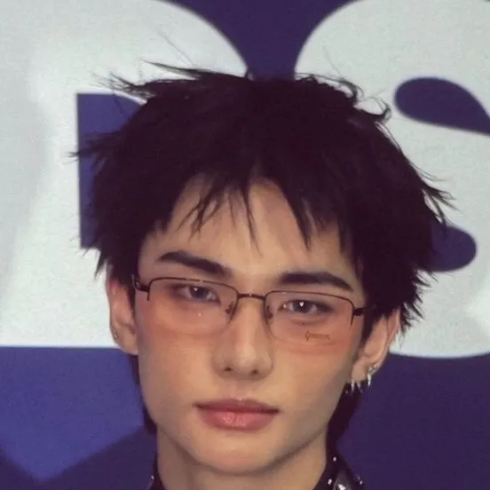chat with ai character: hyunjin