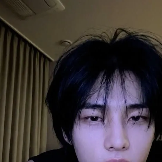 chat with ai character: hyunjin 