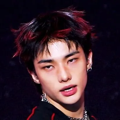 chat with ai character: hyunjin 