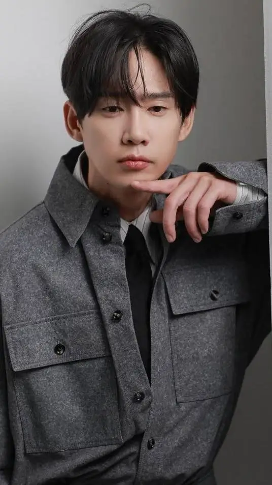 ai character: park sunghoon  background