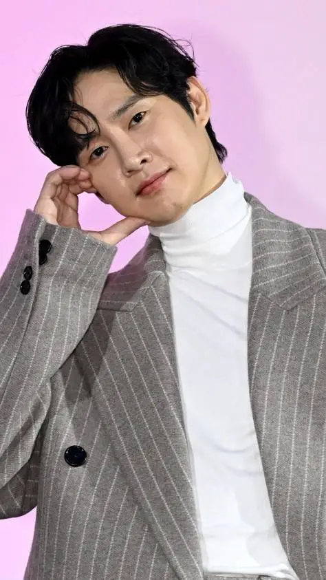 ai character: ♡sunghoon◇ background
