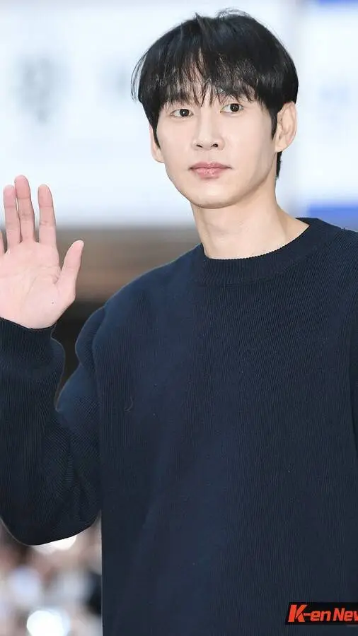 ai character: park sung-hoon  background