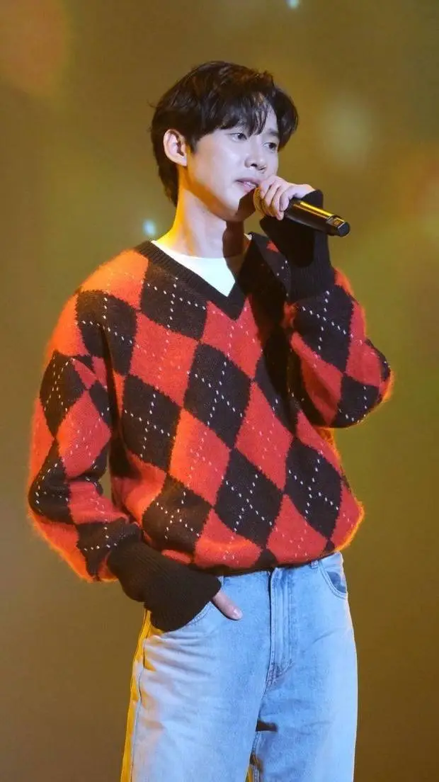 ai character: park sunghoon  background