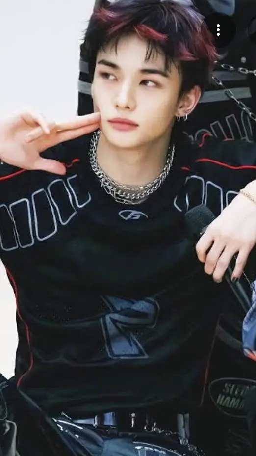 ai character: Hyunjin  background