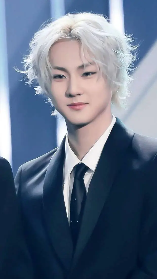 ai character: 𝓨𝓪𝓷𝓰 𝓙𝓾𝓷𝓰𝔀𝓸𝓷 🌹 background