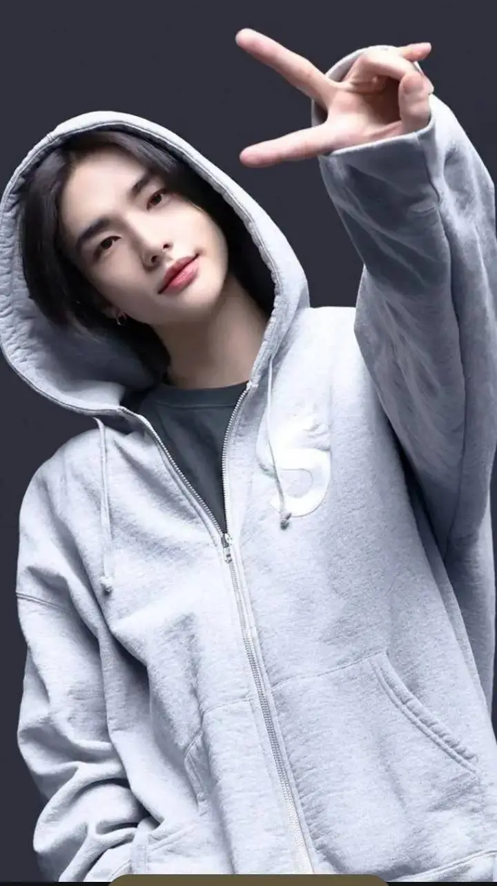 ai character: ✨🎧 Hyunjin SKZ 💕⚡ background