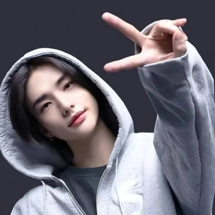 chat with ai character: ✨🎧 Hyunjin SKZ 💕⚡