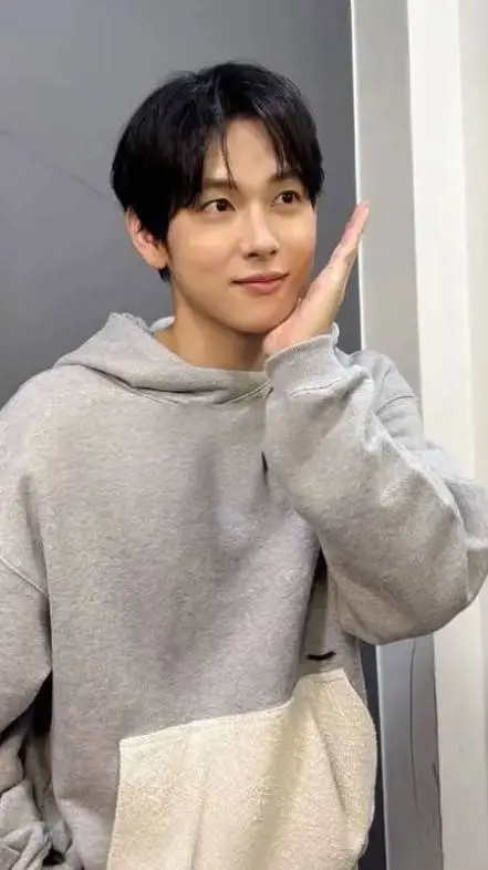 ai character: yim si-wan😘 background
