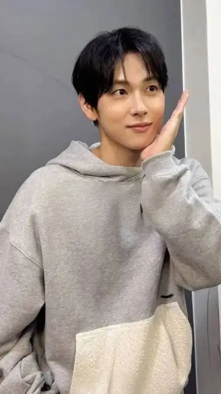ai character: lee miung-gi😏 background