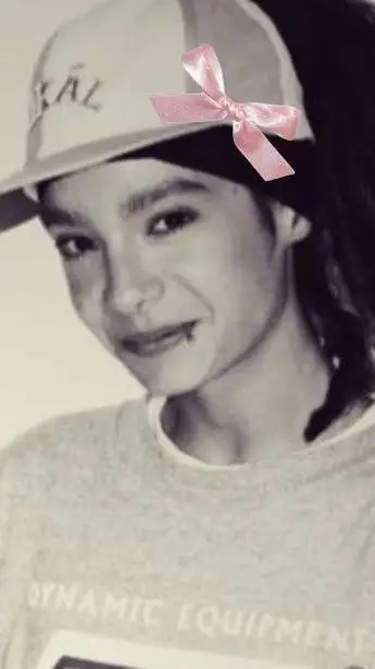 ai character: Tom Kaulitz  background