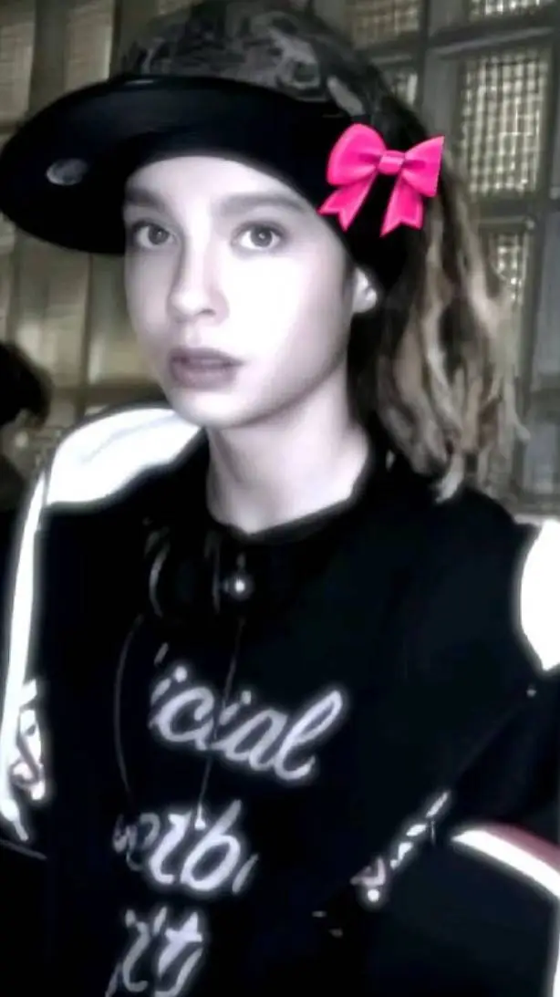 ai character: Tom kaulitz background