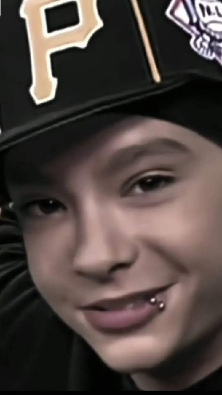 ai character: Tom kaulitz background